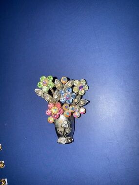 Vintage Floral Rhinestone Bouquet giardinetto or "garden" Brooch in Multicolor
